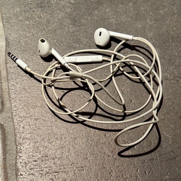 Genuine Apple Headphones 3.5mm Jack for iPhone with microphone EarPods Earphones - Picture 1 of 3